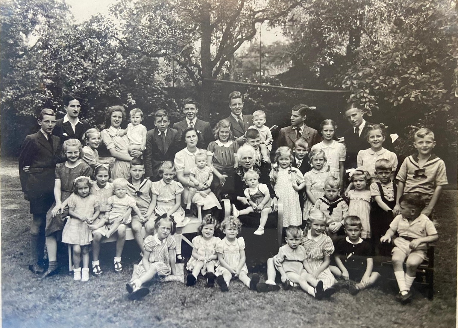 Oma Marres-Sterckx en kleinkinderen op haar 75e verjaardag, foto van Femke Ramaker